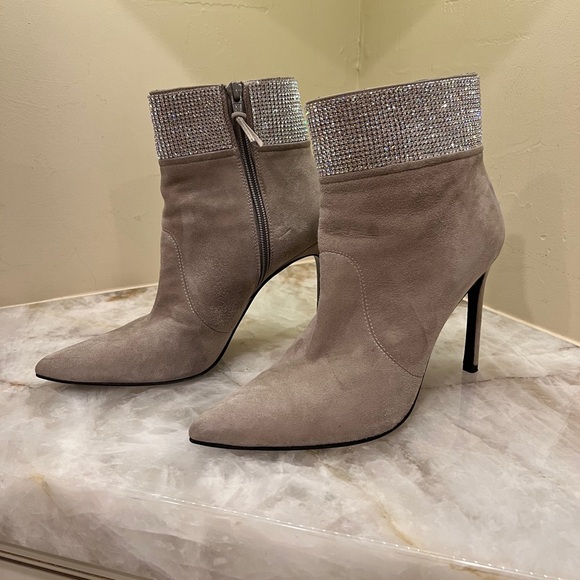 Stuart Weitzman 
Highbeams Light Gray Suede crystal Ankle boots booties - Picture 1 of 8